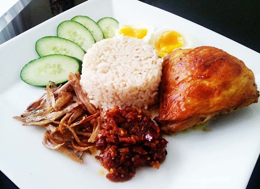 Kak Ani nasi lemak daun pisang Kak Ani nasi lemak daun pisang