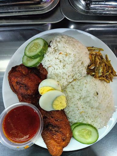 Habil (Nasi lemak ayam goreng)